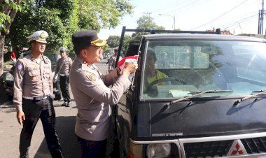Polresta-Banyuwangi-Berbagi-Bendera-Merah-Putih-Sambut-HUT-Kemerdekaan-RI-ke---80